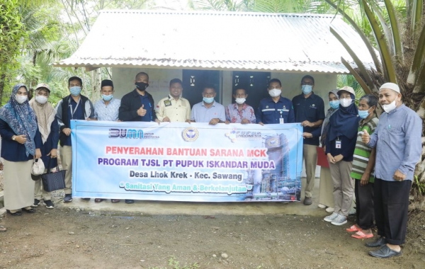 PIM Serahkan Bantuan MCK untuk Warga Desa Lhok Krek